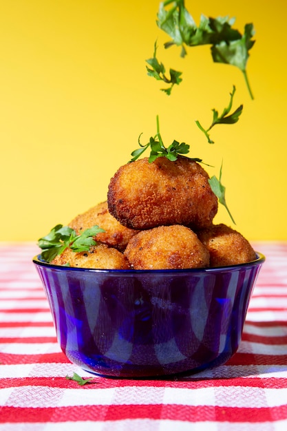 Deliziosa composizione di crocchette fritte