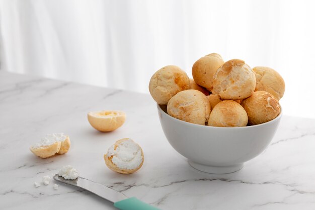 Deliziosa composizione di pane al formaggio