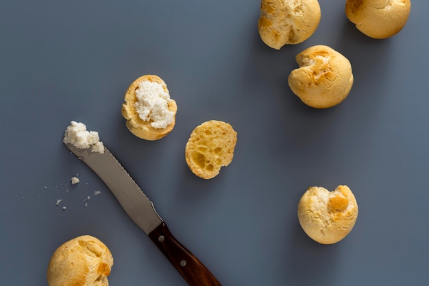 Deliziosa composizione di pane al formaggio