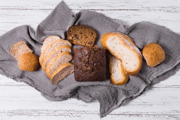 Deliziosa composizione di pane bianco e integrale