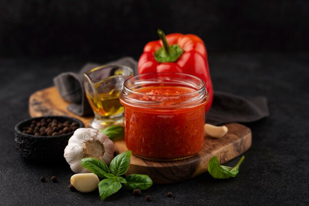 Deliziosa composizione di salsa di peperoni rossi
