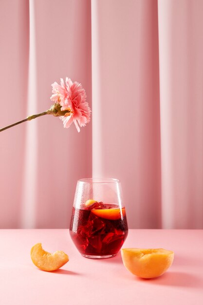 Deliziosa composizione di sangria, pesche e fiori