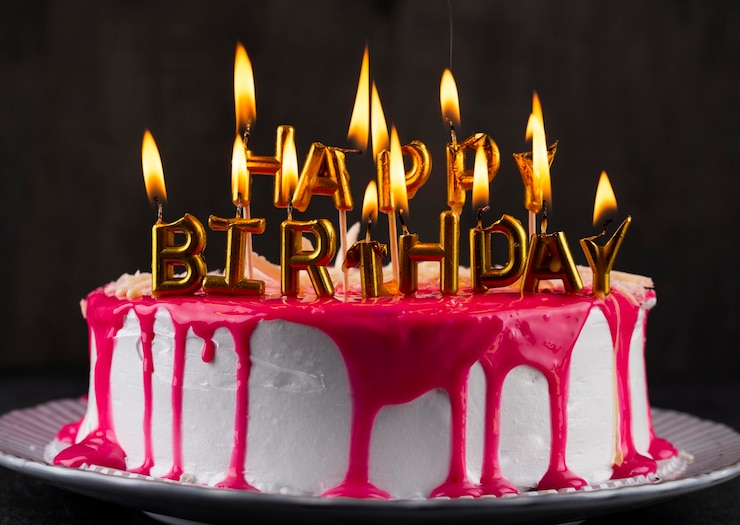Foto gratuito deliziosa composizione di torte e candeline