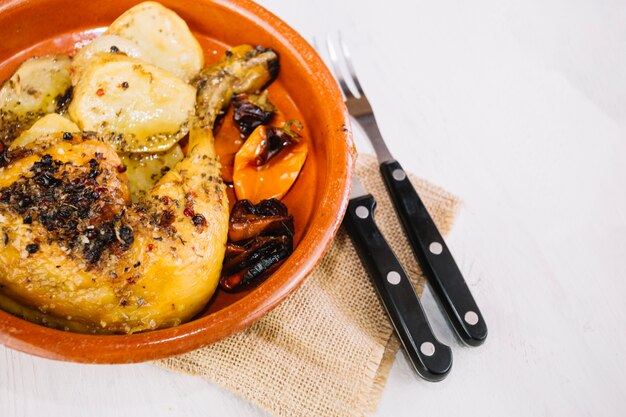 Deliziosa coscia di pollo in una ciotola