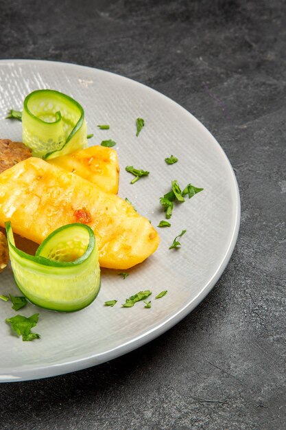 Deliziosa cotoletta fatta in casa insieme alle patate