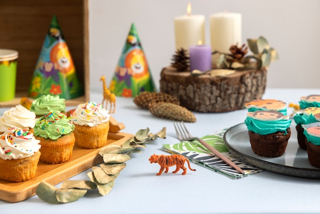 Deliziosa disposizione dei cupcake per la festa del safari