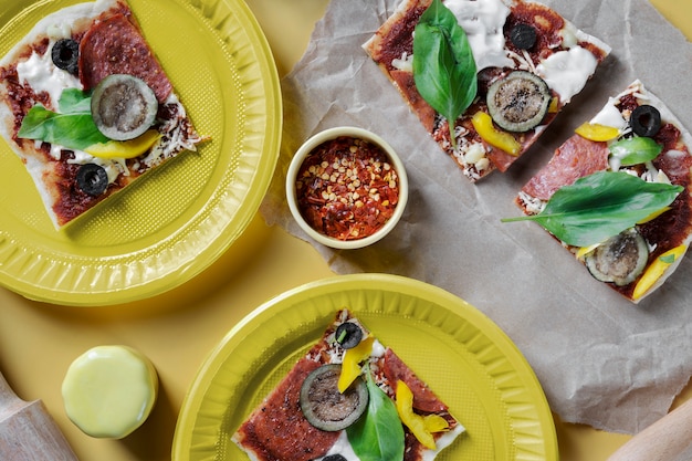 Deliziosa disposizione della pizza vista dall'alto