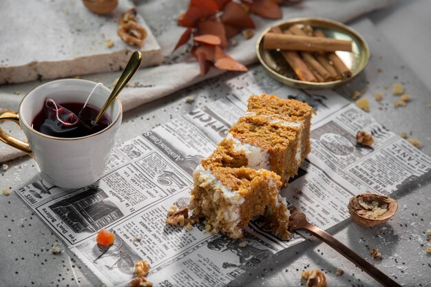 Deliziosa fetta di torta dall'alto su carta