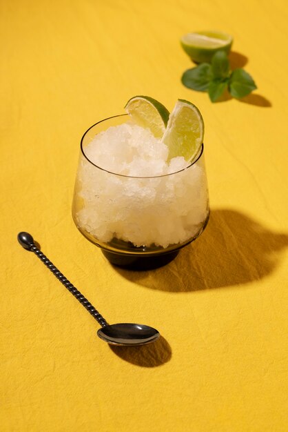 Deliziosa granita dessert con lime alto angolo