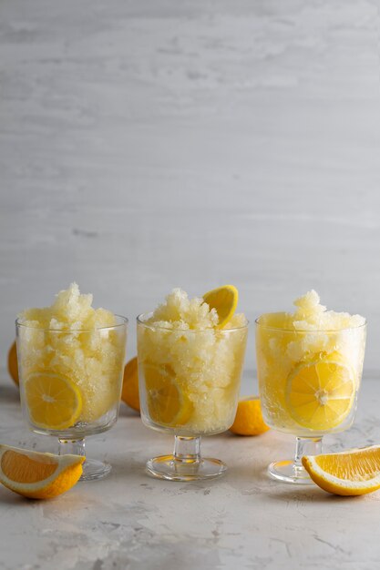 Deliziosa granita dessert con natura morta al limone