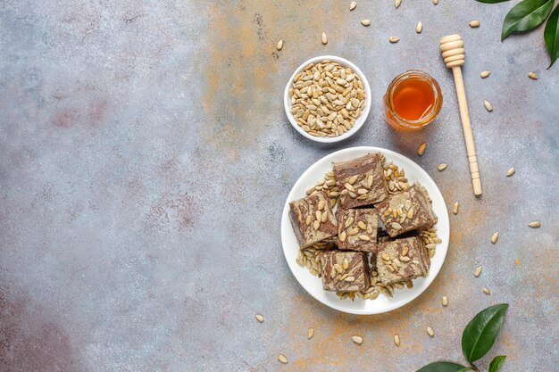 Deliziosa halva in marmo con semi di girasole, cacao in polvere e miele, vista dall'alto