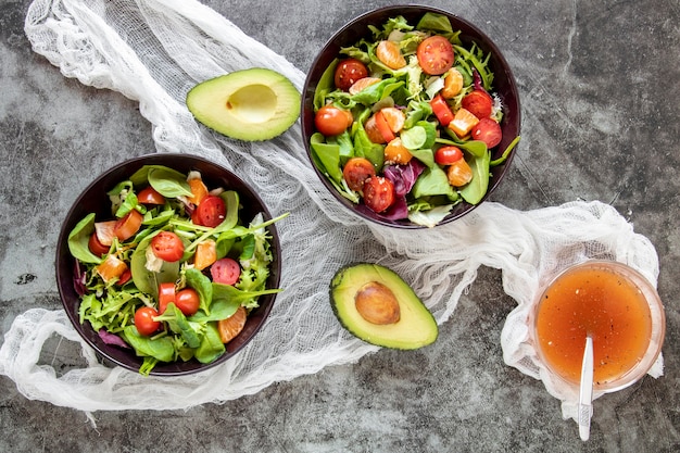 Deliziosa insalata con avocado