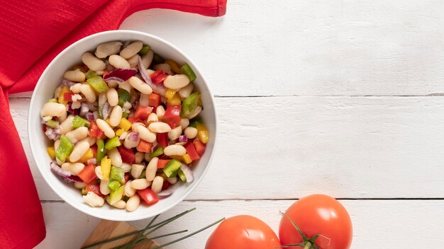 Deliziosa insalata di fagioli in legno copia spazio sfondo