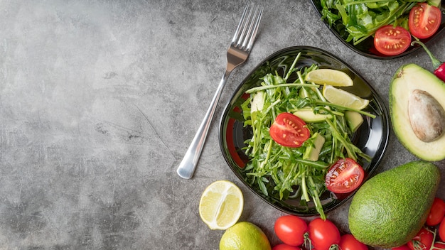 Deliziosa insalata fresca pronta per essere servita