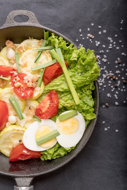 Deliziosa insalata sul tavolo pronta per essere servita