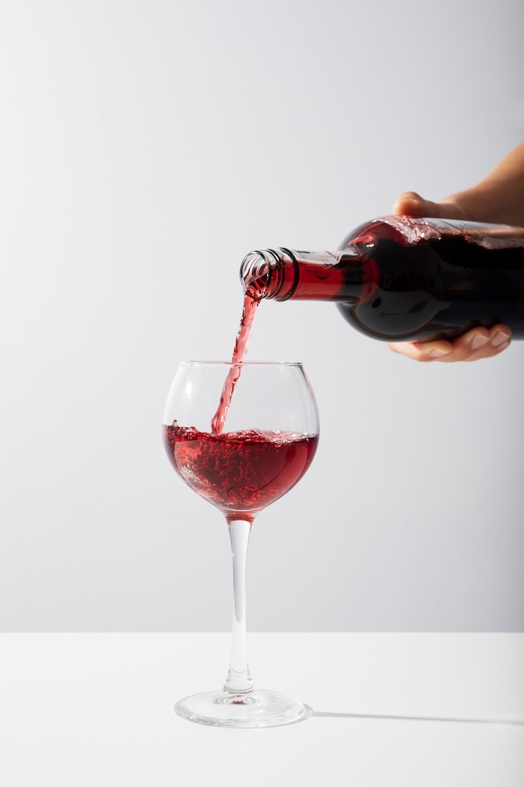 Foto gratuito deliziosa natura morta di vino di alta qualità