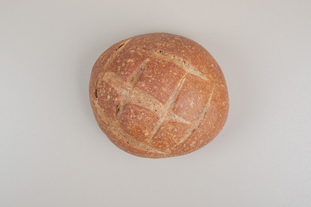 Deliziosa pagnotta di pane su sfondo bianco. Foto di alta qualità