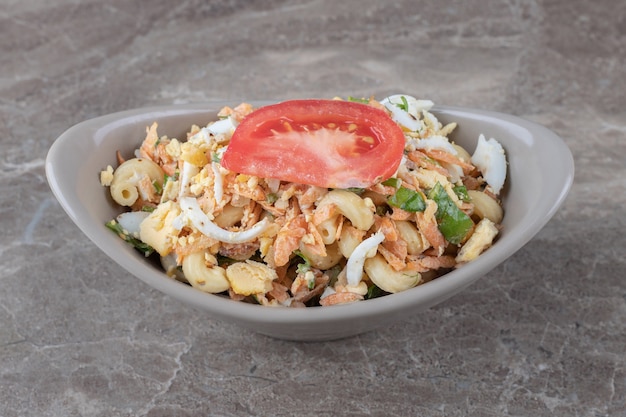 Deliziosa pasta con uova in ciotola di ceramica.