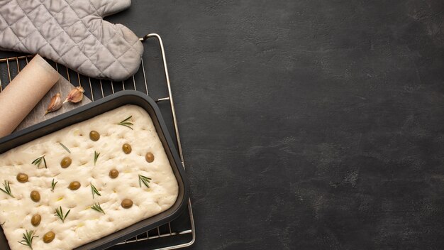 Deliziosa pasta focaccia con copia spazio