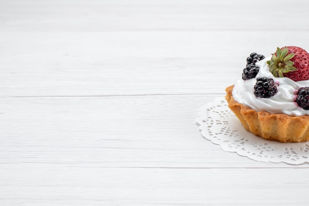 deliziosa piccola torta con panna e frutti di bosco su bianco, torta biscotto cuocere frutta dolce zucchero bacche