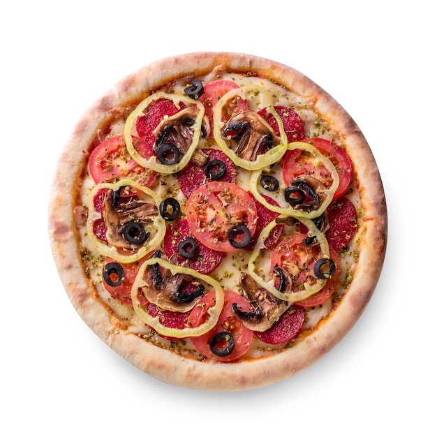 Deliziosa pizza italiana con pomodoro, olive, peperoni e funghi, vista dall'alto isolata su sfondo bianco. Natura morta. Copia spazio