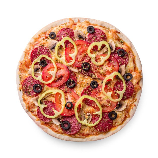 Deliziosa pizza italiana con pomodoro, olive, peperoni e funghi, vista dall'alto isolata su sfondo bianco. Natura morta. Copia spazio