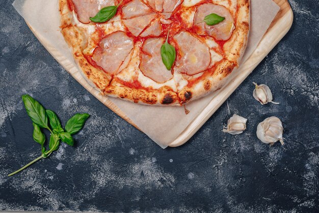 Deliziosa pizza napoletana a base di carne, pizzeria e cibo delizioso