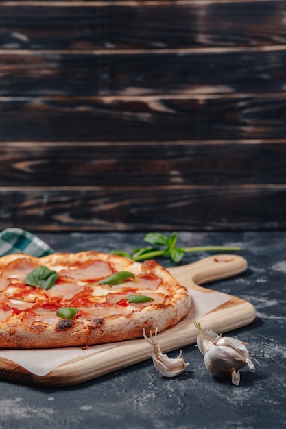 Deliziosa pizza napoletana a base di carne, pizzeria e cibo delizioso
