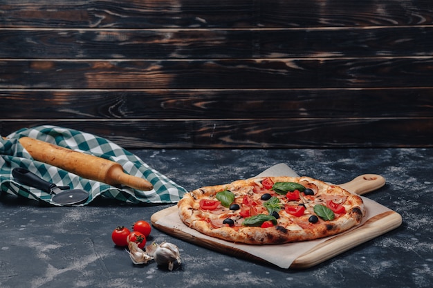 Deliziosa pizza napoletana a bordo con pomodorini, spazio libero per il testo