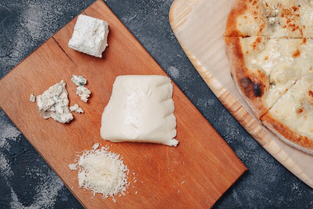 Deliziosa pizza napoletana con formaggio. quattro tipi di formaggio. concetto di deliziosa pizza italiana.