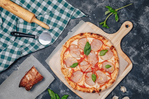 Deliziosa pizza napoletana su una tavola