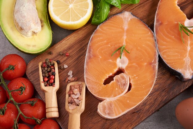 Deliziosa porzione di filetto di salmone fresco con erbe aromatiche, spezie e verdure - cibo sano, dieta o concetto di cucina. Concetto nutrizionale equilibrato per un'alimentazione pulita dieta mediterranea flessibile.