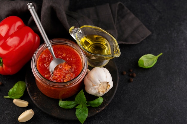 Deliziosa salsa su tavola di legno