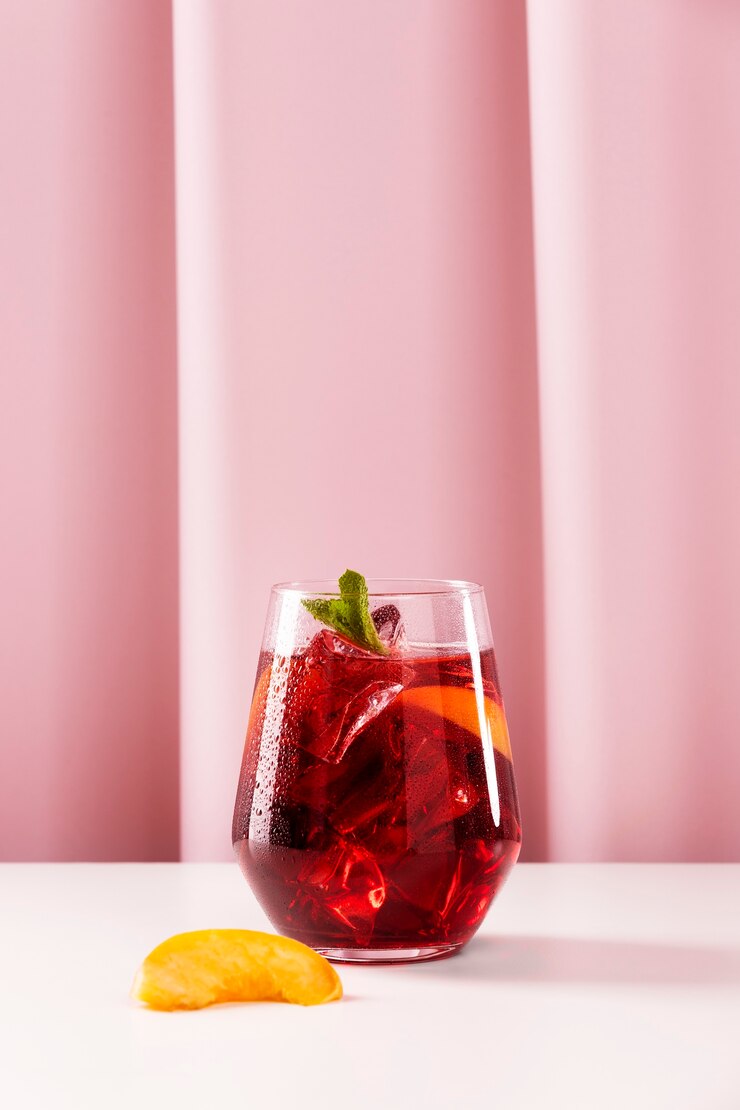 Foto gratuito deliziosa sangria con menta e frutta