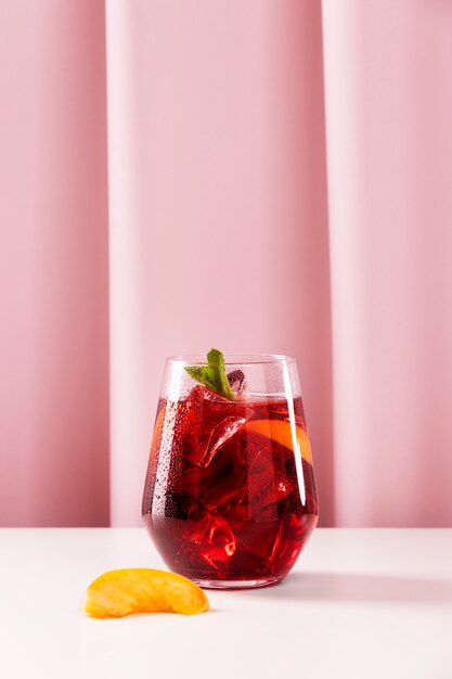 Deliziosa sangria con menta e frutta