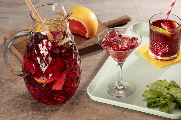 Deliziosa sangria e agrumi dall'alto angolo