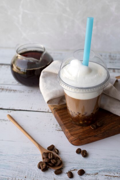 Deliziosa tazza da tè a bolle e cannuccia blu