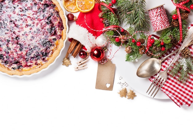 Deliziosa torta accanto alla decorazione di Natale