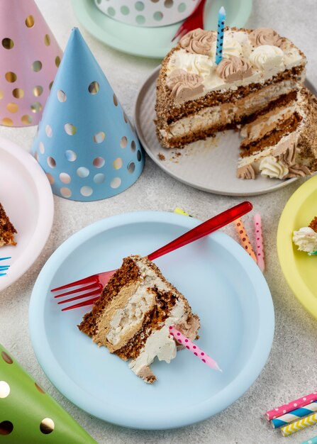 Deliziosa torta ad alto angolo sui piatti