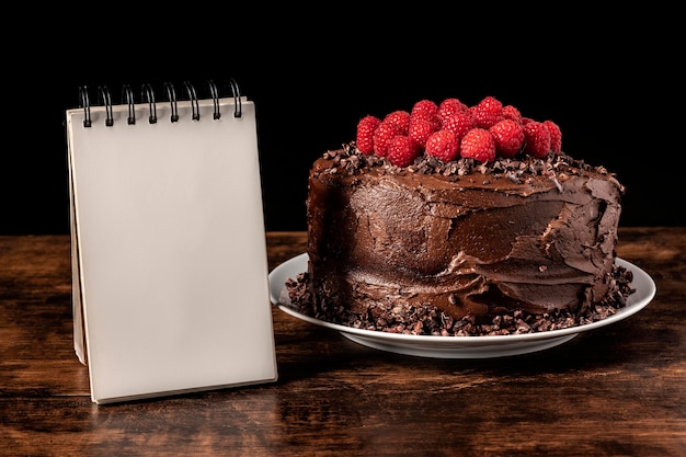 Deliziosa torta al cioccolato con copia spazio