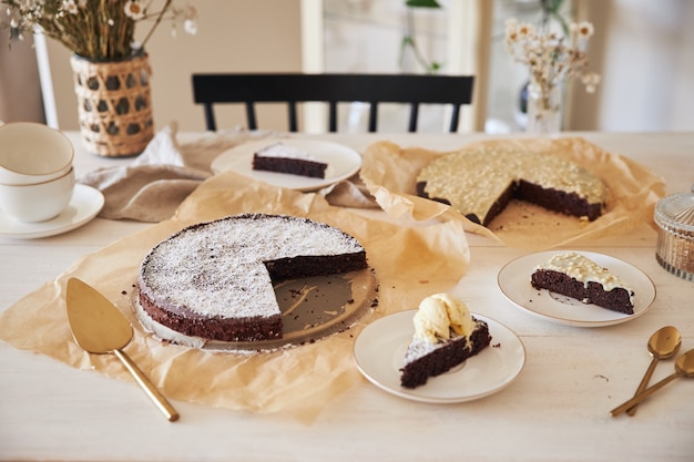 Deliziosa torta al cioccolato con crema su un tavolo bianco presentato con dettagli estetici