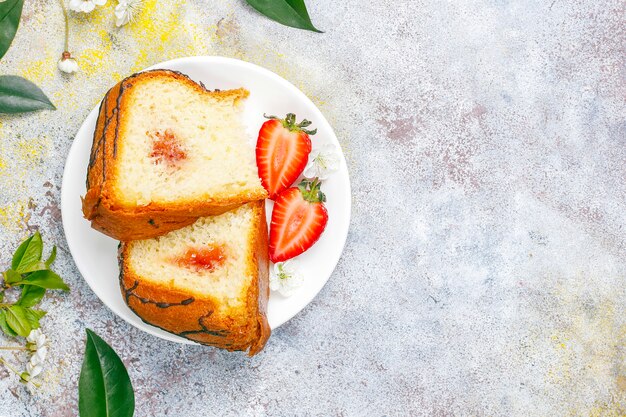 Deliziosa torta al cioccolato con fragole fresche e fragole