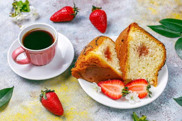 Deliziosa torta al cioccolato con fragole fresche e fragole