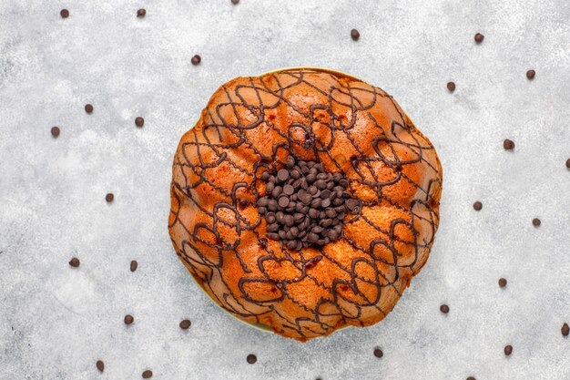 Deliziosa torta al cioccolato con gocce di cioccolato, vista dall'alto