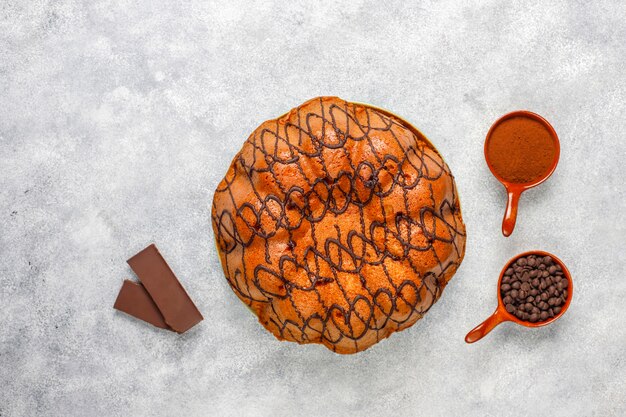 Deliziosa torta al cioccolato con gocce di cioccolato, vista dall'alto