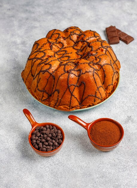 Deliziosa torta al cioccolato con gocce di cioccolato, vista dall'alto