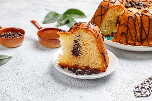 Deliziosa torta al cioccolato con gocce di cioccolato, vista dall'alto