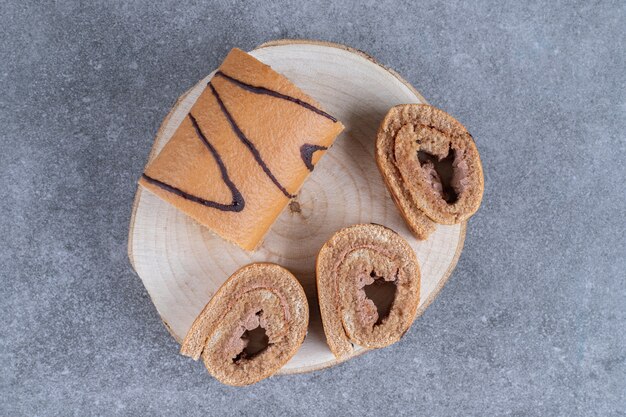 Deliziosa torta al cioccolato su un pezzo di legno