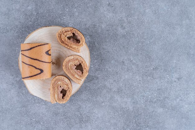 Deliziosa torta al cioccolato su un pezzo di legno