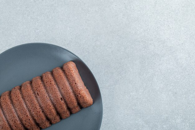 Deliziosa torta al cioccolato su un piatto scuro.